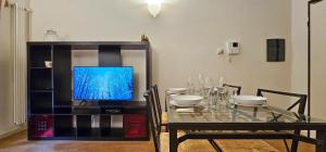 TV a/nebo společenská místnost v ubytování Bilocale nel Resort con terrazzo - Val di Luce