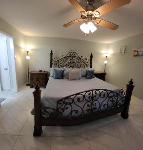 Un dormitorio con una cama con ventilador de techo. en 306 Faye Ct, en Saint Marys