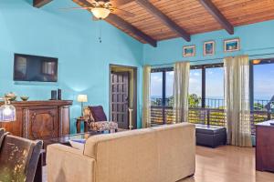 Et tv og/eller underholdning på Walua Oasis Private Pool with Ocean Views