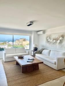 un salon avec un canapé blanc et une table basse dans l'établissement Esturion de Montoya, à Punta del Este