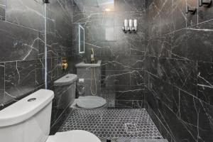 Comfy 2BR in Prime Spot with Free Parking and Pool的一间浴室