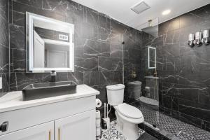 Comfy 2BR in Prime Spot with Free Parking and Pool的一间浴室