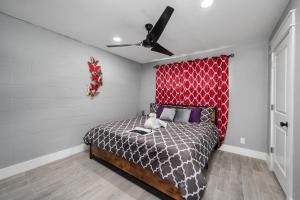 Comfy 2BR in Prime Spot with Free Parking and Pool客房内的一张或多张床位