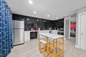 休斯顿Comfy 2BR in Prime Spot with Free Parking and Pool的配有冰箱、桌椅的厨房 更多9张照片