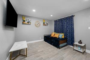 休斯顿Comfy 2BR in Prime Spot with Free Parking and Pool的带沙发和电视的客厅