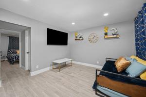 Comfy 2BR in Prime Spot with Free Parking and Pool的电视和/或娱乐中心