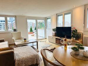 TV a/nebo společenská místnost v ubytování Golden Sunset Terrace Apartment Ana