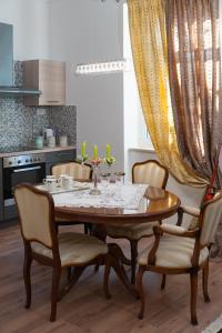 una sala da pranzo con tavolo e sedie in legno di Apartments Tonis a Spalato (Split)