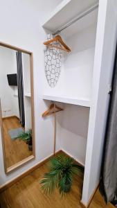 Televízia a/alebo spoločenská miestnosť v ubytovaní B&B ONE