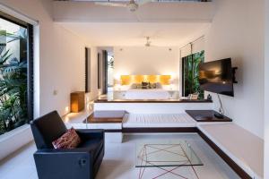 アナポイマにあるSplendid 5BR Villa at Mesa de Yeguasのキングサイズのベッドとソファのある寝室
