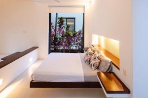 アナポイマにあるSplendid 5BR Villa at Mesa de Yeguasの部屋にベッドがある寝室