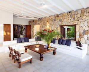 アナポイマにあるSpacious 5BR Villa at Mesa de Yeguasのソファとテーブルのあるリビングルーム