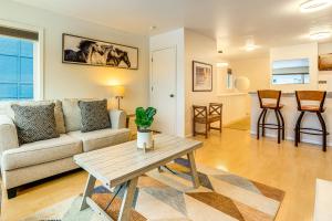 Χώρος καθιστικού στο 1 Mi to Dtwn Cozy Condo in Anchorage!
