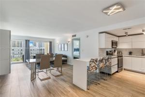 サニー・アイルズ・ビーチにあるSkyline Paradise in Sunny Isles Beachのオープンキッチン、ダイニングルーム(テーブル、椅子付)