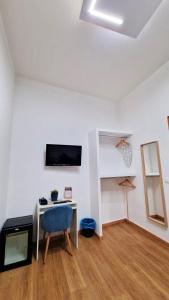 Televízia a/alebo spoločenská miestnosť v ubytovaní B&B ONE