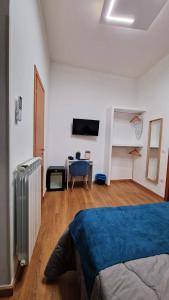 Televízia a/alebo spoločenská miestnosť v ubytovaní B&B ONE