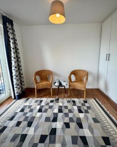 a living room with two chairs and a checkered floor at Lawnfield Lodge in Newcastle +17 photos