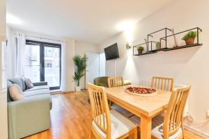 a living room with a table and a couch at Delightful Tower Bridge Apartment Sleeps 6 in London