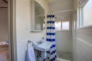 Koupelna v ubytování OB Beach Daze 2 + 28 fotografií