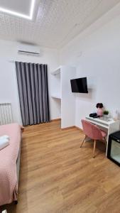 Televízia a/alebo spoločenská miestnosť v ubytovaní B&B ONE