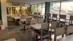 a row of tables and chairs in a restaurant at HOTEL del OESTE B&B in Cali