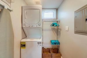 eine kleine Küche mit Waschmaschine und Trockner in der Unterkunft Bette's Bungalow in San Diego + 20 Fotos