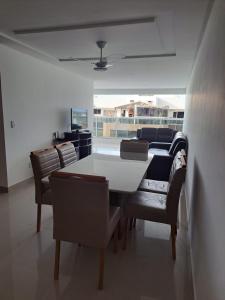 Posezení v ubytování Lindo apartamento na praia do morro com vista para o mar, espaçoso, prédio novinho