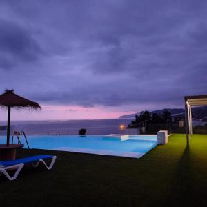 Bazén v ubytovaní Piso de lujo en la playa de un pueblo de Granada con piscina infiniti, yacuzzi en la piscina, tumbonas privadas y mucho más alebo v jeho blízkosti