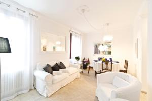 A seating area at Venice Heaven Apartments in San Marco Antique District