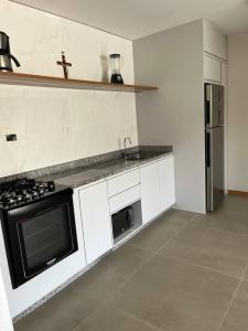 Kuchyň nebo kuchyňský kout v ubytování Casa próximo à Praia com piscina