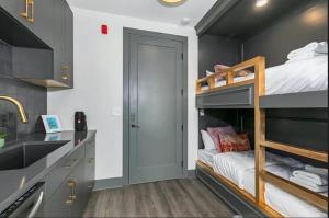 Köök või kööginurk majutusasutuses Muse- Morgan Wallen Speakeasy and Giant Balcony +43 fotot