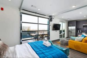 Voodi või voodid majutusasutuse Muse- Morgan Wallen Speakeasy and Giant Balcony toas