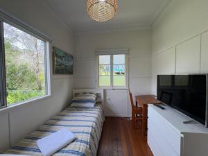 TV a/nebo společenská místnost v ubytování Kings Beach Cottage + 6 fotografií