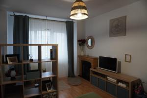 soggiorno con TV a schermo piatto e soggiorno di Gabry Elle's Cozy Place - Calea Moșilor a Bucarest