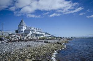 um grande edifício na costa de uma massa de água em Riotel Bonaventure em Bonaventure