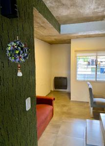 ein Wohnzimmer mit einer Couch und einem Fenster in der Unterkunft Magdalena in Santa Rosa de Calamuchita + 10 Fotos
