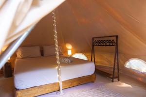 Rúm í herbergi á Shamalay - Nomad Experience