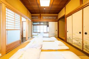 SAKURA Ideal Base for Yoshino & Koyasan客房内的一张或多张床位