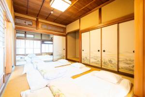 GojōSAKURA Ideal Base for Yoshino & Koyasan的房间里的一排白色的床
