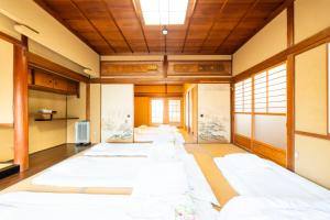 GojōSAKURA Ideal Base for Yoshino & Koyasan的房间里的一排床