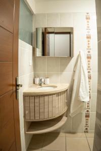 un bagno con lavandino e specchio di Ubicación Ideal departamento en Santa Cruz a Santa Cruz de la Sierra