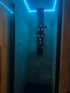 AvolsheimにあるMagnifique gîte avec jacuzzi et sauna privatifsのバスルーム(青い照明付きのシャワー付)