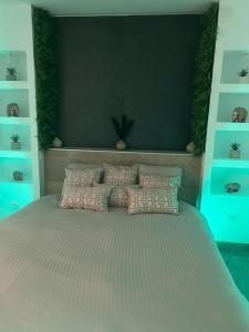 AvolsheimにあるMagnifique gîte avec jacuzzi et sauna privatifsの枕が置かれたベッドのある寝室