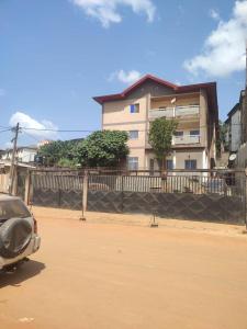 a car parked in a parking lot in front of a building at Appartement luxueux Ngousso Yaoundé in Yaoundé
