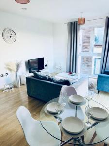 a living room with a table and chairs and a couch at Cosy City Apartment in Manchester in Manchester