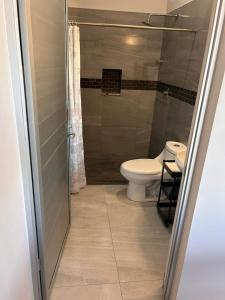 El SargentoにあるCasa Miguelのトイレとガラスのシャワー付きのバスルーム +10枚の写真