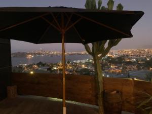 a black umbrella sitting on top of a balcony at Loft alturas de la herradura in Coquimbo