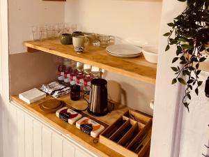 Příslušenství pro přípravu čaje a kávy v ubytování Cozy Little Apartment