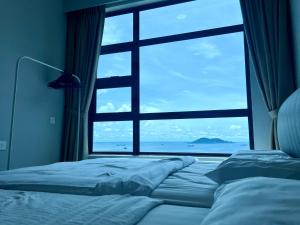 Rúm í herbergi á JQ Little Angle 3 小天使民宿3 NEW High Floor Seaview Netflix 6pax