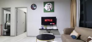 Sjónvarps- og/eða afþreyingartæki á JQ Little Angle 3 小天使民宿3 NEW High Floor Seaview Netflix 6pax